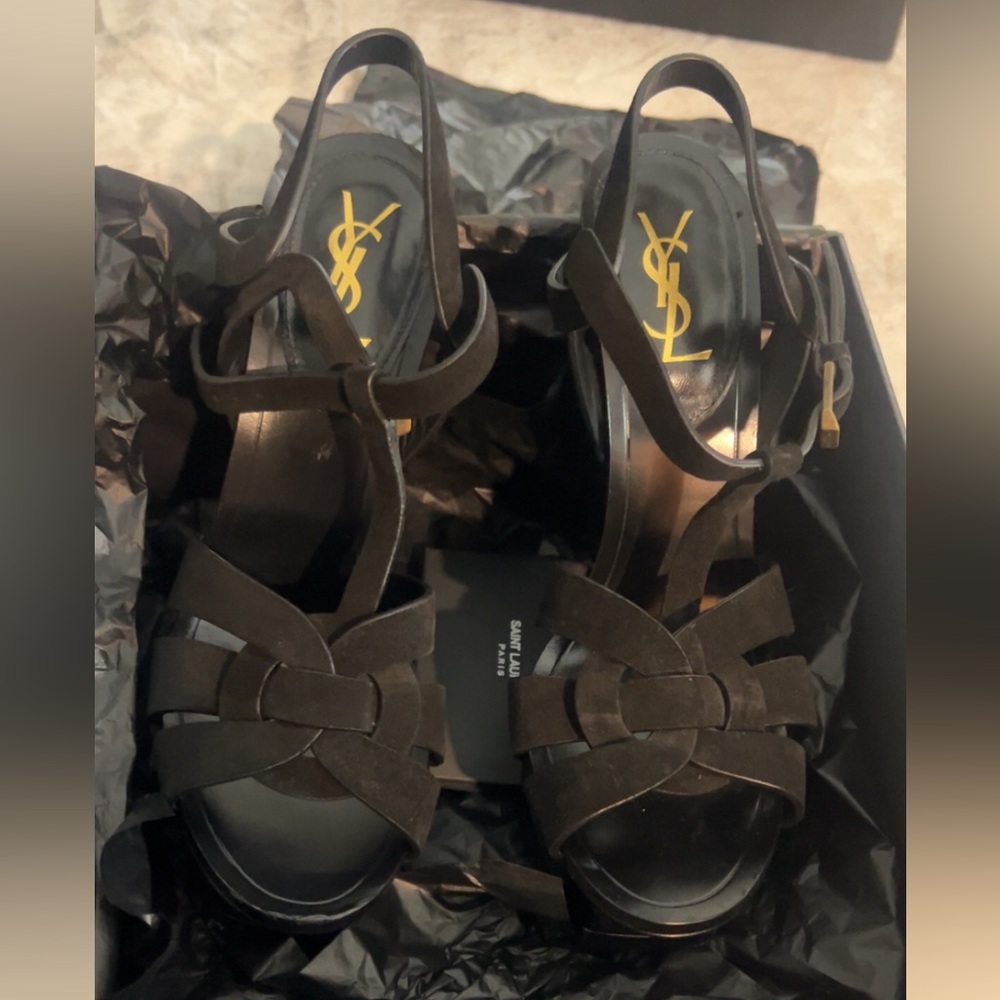 Saint Laurent
Tribute 105MM Suede SoHo Nero
Platform Sandals